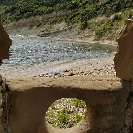 Reina 1 Lalzi Bay Lura 2 *