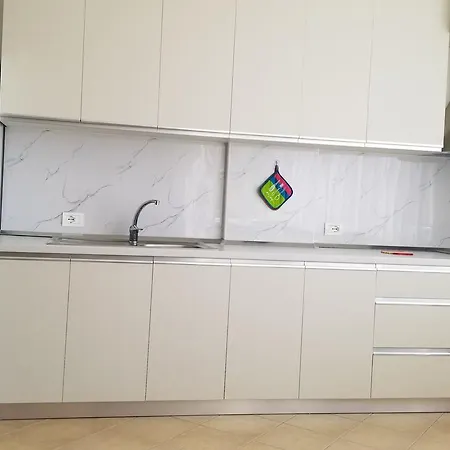 Reina 1 Lalzi Bay Lura 2 *