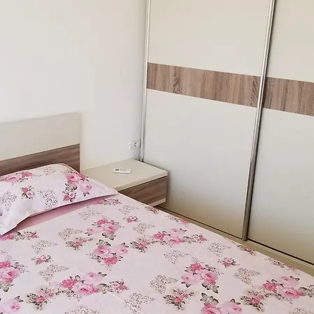 Reina 1 Lalzi Bay Lura 2