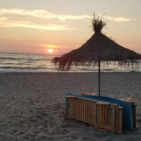 Reina 1 Lalzi Bay Lura 2 *