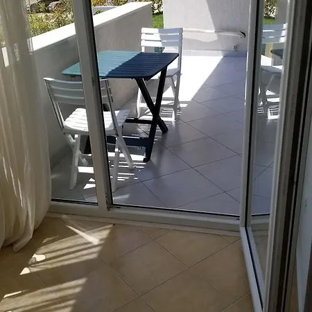 Reina 1 Lalzi Bay Lura 2 *