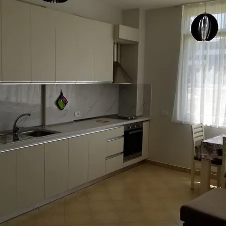 Reina 1 Lalzi Bay Lura 2 *